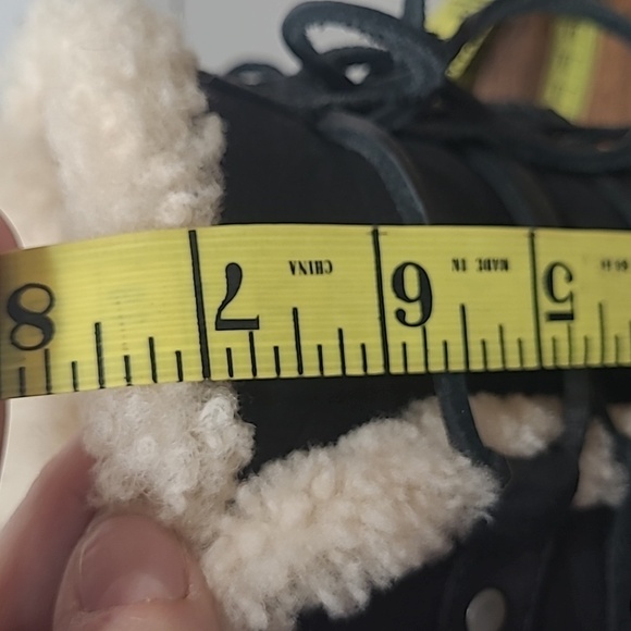 UGG Akadia Boot Women's sz 7 Black Leather Lace Up Back Shearling Lined Winter - Picture 10 of 10